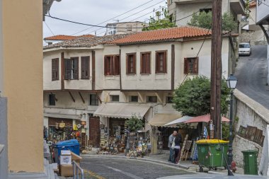 Kavala, Yunanistan-24 Nisan 2010: Kavala eski kasabasında tipik sokak, Doğu Makedonya ve Trakya, Yunanistan