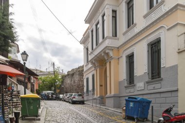 Kavala, Yunanistan-24 Nisan 2010: Kavala eski kasabasında tipik sokak, Doğu Makedonya ve Trakya, Yunanistan