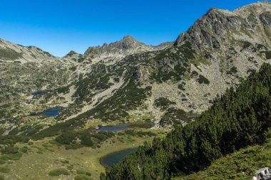 Prevalski gölleri ve Valyavishki chukar ve Dzhangal zirveleri ile muhteşem manzara, Pirin Dağı, Bulgaristan