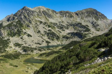 Valyavishki chukar zirvesi ve Prevalski gölleri ile peyzaj, Pirin Dağı, Bulgaristan