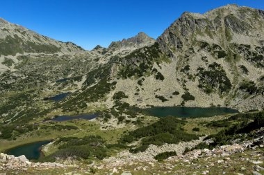 Valyavishki chukar zirvesi ve Prevalski gölleri ile peyzaj, Pirin Dağı, Bulgaristan