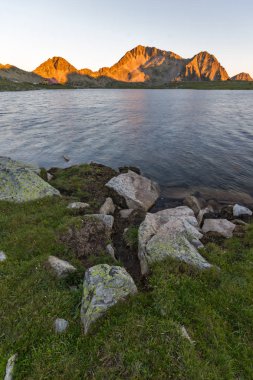 Kamenitsa tepe ve Tevno Gölü, Pirin Dağı, Bulgaristan, muhteşem gün batımı