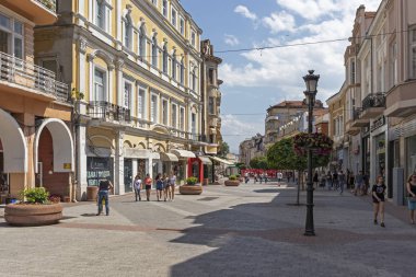 Plovdiv, Bulgaristan-29 Mayıs 2019: Plovdiv şehir merkezinde yaya sokakları, Bulgaristan