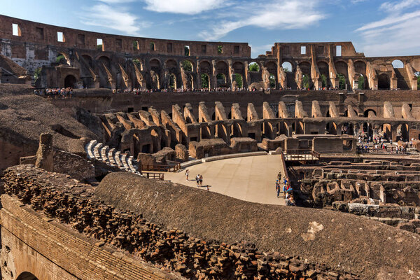 РИМ, ИТАЛИЯ - 24 ИЮНЯ 2017: Внутренний вид древней арены гладиаторского Колизея в городе Рим, Италия
