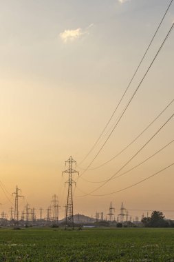 Plovdiv kenti çevresindeki arazide Yüksek gerilimli elektrik hatları Sunset Manzara, Bulgaristan