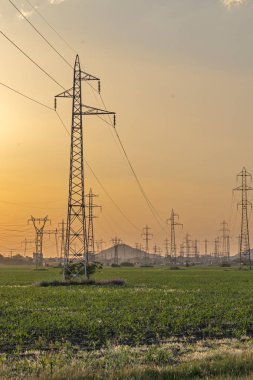 Plovdiv kenti çevresindeki arazide Yüksek gerilimli elektrik hatları Sunset Manzara, Bulgaristan