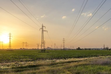Plovdiv kenti çevresindeki arazide Yüksek gerilimli elektrik hatları Sunset Manzara, Bulgaristan