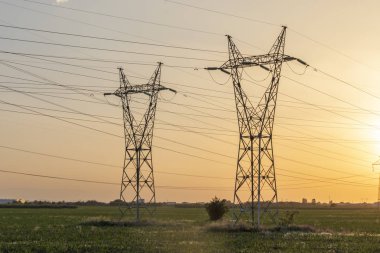 Plovdiv kenti çevresindeki arazide Yüksek gerilimli elektrik hatları Sunset Manzara, Bulgaristan