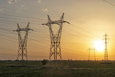 Plovdiv kenti çevresindeki arazide Yüksek gerilimli elektrik hatları Sunset Manzara, Bulgaristan