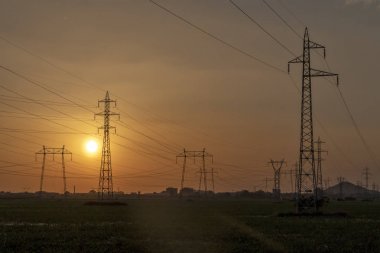 Plovdiv kenti çevresindeki arazide Yüksek gerilimli elektrik hatları Sunset Manzara, Bulgaristan