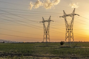 Plovdiv kenti çevresindeki arazide Yüksek gerilimli elektrik hatları Sunset Manzara, Bulgaristan