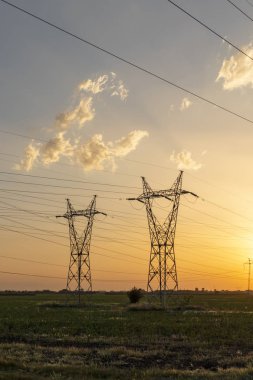 Plovdiv kenti çevresindeki arazide Yüksek gerilimli elektrik hatları Sunset Manzara, Bulgaristan