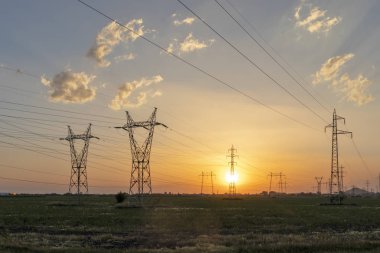 Plovdiv kenti çevresindeki arazide Yüksek gerilimli elektrik hatları Sunset Manzara, Bulgaristan