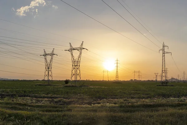 Plovdiv kenti çevresindeki arazide Yüksek gerilimli elektrik hatları Sunset Manzara, Bulgaristan