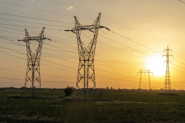 Plovdiv kenti çevresindeki arazide Yüksek gerilimli elektrik hatları Sunset Manzara, Bulgaristan