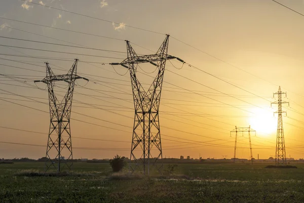 Plovdiv kenti çevresindeki arazide Yüksek gerilimli elektrik hatları Sunset Manzara, Bulgaristan