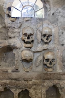 Kafatası Kulesi (Cele Kula)- 1809'da Sırbistan'ın Niş kentinde ki ayaklanmadan sonra 3000 ölü Sırp savaşçıkafatasından inşa edildi.