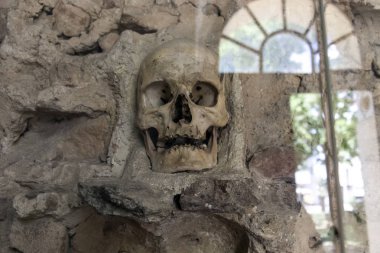 Kafatası Kulesi (Cele Kula)- 1809'da Sırbistan'ın Niş kentinde ki ayaklanmadan sonra 3000 ölü Sırp savaşçıkafatasından inşa edildi.