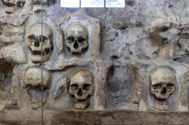 Kafatası Kulesi (Cele Kula)- 1809'da Sırbistan'ın Niş kentinde ki ayaklanmadan sonra 3000 ölü Sırp savaşçıkafatasından inşa edildi.