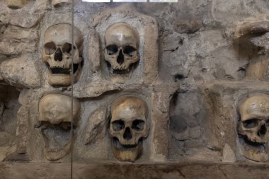 Kafatası Kulesi (Cele Kula)- 1809'da Sırbistan'ın Niş kentinde ki ayaklanmadan sonra 3000 ölü Sırp savaşçıkafatasından inşa edildi.