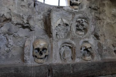 Kafatası Kulesi (Cele Kula)- 1809'da Sırbistan'ın Niş kentinde ki ayaklanmadan sonra 3000 ölü Sırp savaşçıkafatasından inşa edildi.