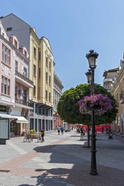 Plovdiv, Bulgaristan - 29 Mayıs 2019: Plovdiv şehrinin merkezinde pedestian sokaklarında peaople yürüyüş, Bulgaristan