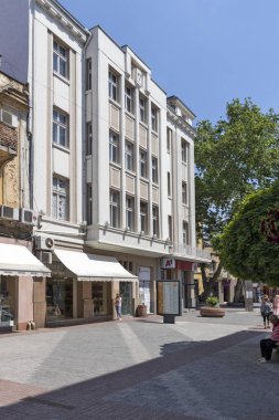 Plovdiv, Bulgaristan - 29 Mayıs 2019: Plovdiv şehrinin merkezinde pedestian sokaklarında peaople yürüyüş, Bulgaristan