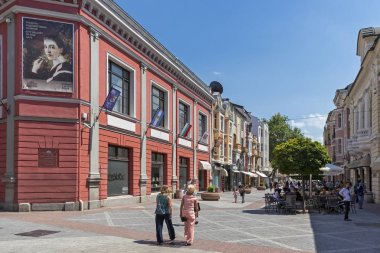 Plovdiv, Bulgaristan - 29 Mayıs 2019: Plovdiv şehrinin merkezinde pedestian sokaklarında peaople yürüyüş, Bulgaristan