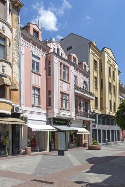 Plovdiv, Bulgaristan - 29 Mayıs 2019: Plovdiv şehrinin merkezinde pedestian sokaklarında peaople yürüyüş, Bulgaristan