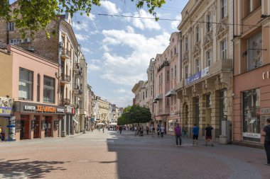 Plovdiv, Bulgaristan - 29 Mayıs 2019: Plovdiv şehrinin merkezinde pedestian sokaklarında peaople yürüyüş, Bulgaristan