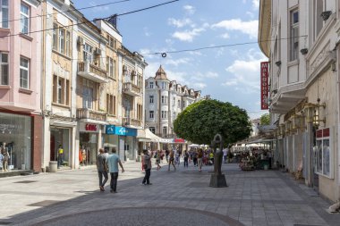 Plovdiv, Bulgaristan - 29 Mayıs 2019: Plovdiv şehrinin merkezinde pedestian sokaklarında peaople yürüyüş, Bulgaristan