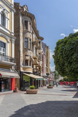 Plovdiv, Bulgaristan - 29 Mayıs 2019: Plovdiv şehrinin merkezinde pedestian sokaklarında peaople yürüyüş, Bulgaristan