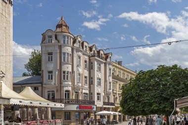 Plovdiv, Bulgaristan - 29 Mayıs 2019: Plovdiv şehrinin merkezinde pedestian sokaklarında peaople yürüyüş, Bulgaristan