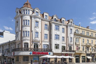 Plovdiv, Bulgaristan - 29 Mayıs 2019: Plovdiv şehrinin merkezinde pedestian sokaklarında peaople yürüyüş, Bulgaristan