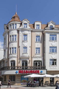 Plovdiv, Bulgaristan - 29 Mayıs 2019: Plovdiv şehrinin merkezinde pedestian sokaklarında peaople yürüyüş, Bulgaristan