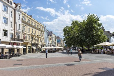 Plovdiv, Bulgaristan - 29 Mayıs 2019: Plovdiv şehrinin merkezinde pedestian sokaklarında peaople yürüyüş, Bulgaristan