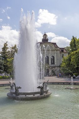Plovdiv, Bulgaristan - 29 Mayıs 2019: Plovdiv şehrinin merkezinde pedestian sokaklarında peaople yürüyüş, Bulgaristan