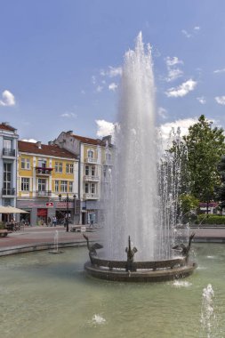 Plovdiv, Bulgaristan - 29 Mayıs 2019: Plovdiv şehrinin merkezinde pedestian sokaklarında peaople yürüyüş, Bulgaristan