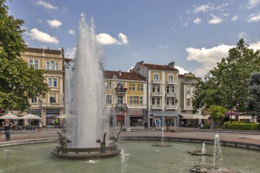 Plovdiv, Bulgaristan - 29 Mayıs 2019: Plovdiv şehrinin merkezinde pedestian sokaklarında peaople yürüyüş, Bulgaristan