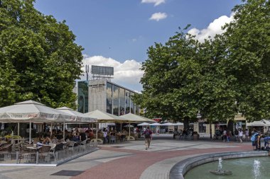 Plovdiv, Bulgaristan - 29 Mayıs 2019: Plovdiv şehrinin merkezinde pedestian sokaklarında peaople yürüyüş, Bulgaristan