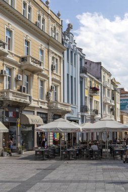 Plovdiv, Bulgaristan - 29 Mayıs 2019: Plovdiv şehrinin merkezinde pedestian sokaklarında peaople yürüyüş, Bulgaristan