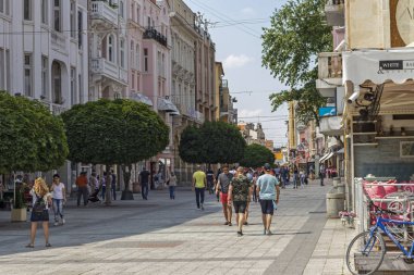 Plovdiv, Bulgaristan - 29 Mayıs 2019: Plovdiv şehrinin merkezinde pedestian sokaklarında peaople yürüyüş, Bulgaristan
