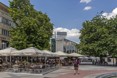 Plovdiv, Bulgaristan - 29 Mayıs 2019: Plovdiv şehrinin merkezinde pedestian sokaklarında peaople yürüyüş, Bulgaristan