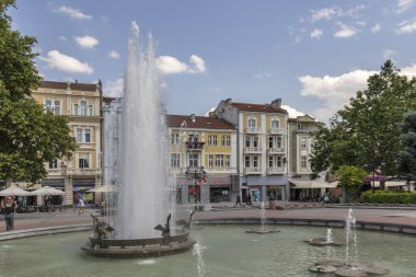 Plovdiv, Bulgaristan - 29 Mayıs 2019: Plovdiv şehrinin merkezinde pedestian sokaklarında peaople yürüyüş, Bulgaristan