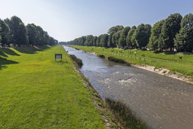 Pirot, Sırbistan - 15 Haziran 2019: Nishava Nehri, Pirot kasabasından geçerken, Güney ve Doğu Sırbistan