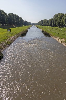 Pirot, Sırbistan - 15 Haziran 2019: Nishava Nehri, Pirot kasabasından geçerken, Güney ve Doğu Sırbistan