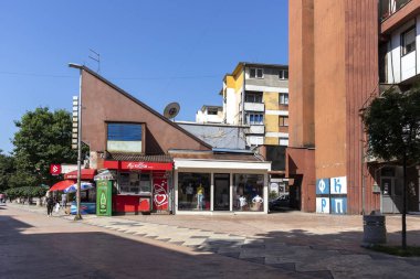 Pirot, Sırbistan - 15 Haziran 2019: Pirot, Güney ve Doğu Sırbistan şehir merkezinde Kare ve Bina