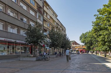 Pirot, Sırbistan - 15 Haziran 2019: Pirot, Güney ve Doğu Sırbistan şehir merkezinde Kare ve Bina