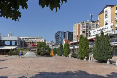Pirot, Sırbistan - 15 Haziran 2019: Pirot, Güney ve Doğu Sırbistan şehir merkezinde Kare ve Bina