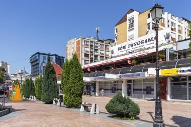 Pirot, Sırbistan - 15 Haziran 2019: Pirot, Güney ve Doğu Sırbistan şehir merkezinde Kare ve Bina